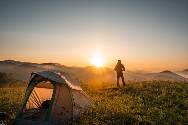 Quelles sont les meilleures techniques pour sécuriser un campement en zone de haute montagne ?