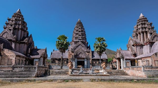 Quels sont les meilleurs circuits pour une découverte des temples d'Angkor, Cambodge : itinéraires et périodes idéales ?